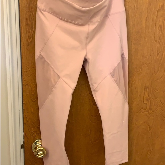 Fabletics pink Capri leggings with mesh cutouts - Picture 3 of 5